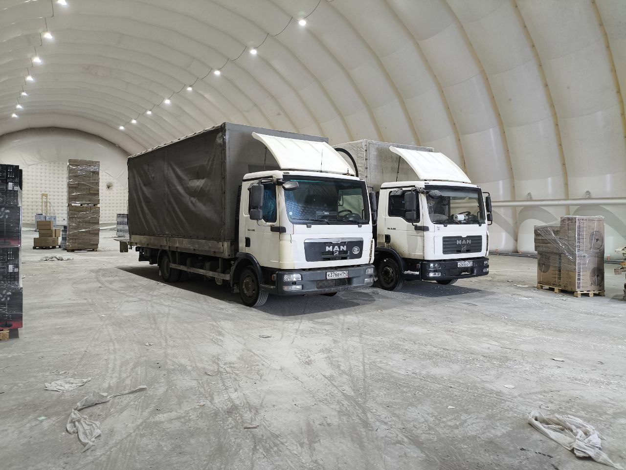 Грузовик на дороге